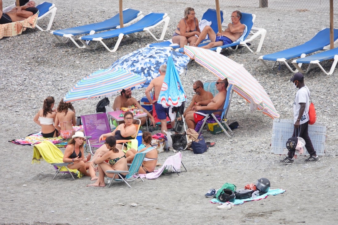 Buen ambiente en las playas granadinas este domingo