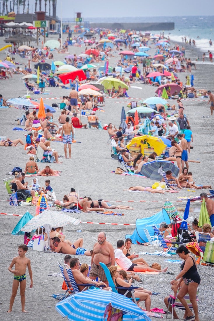 Buen ambiente en las playas granadinas este domingo
