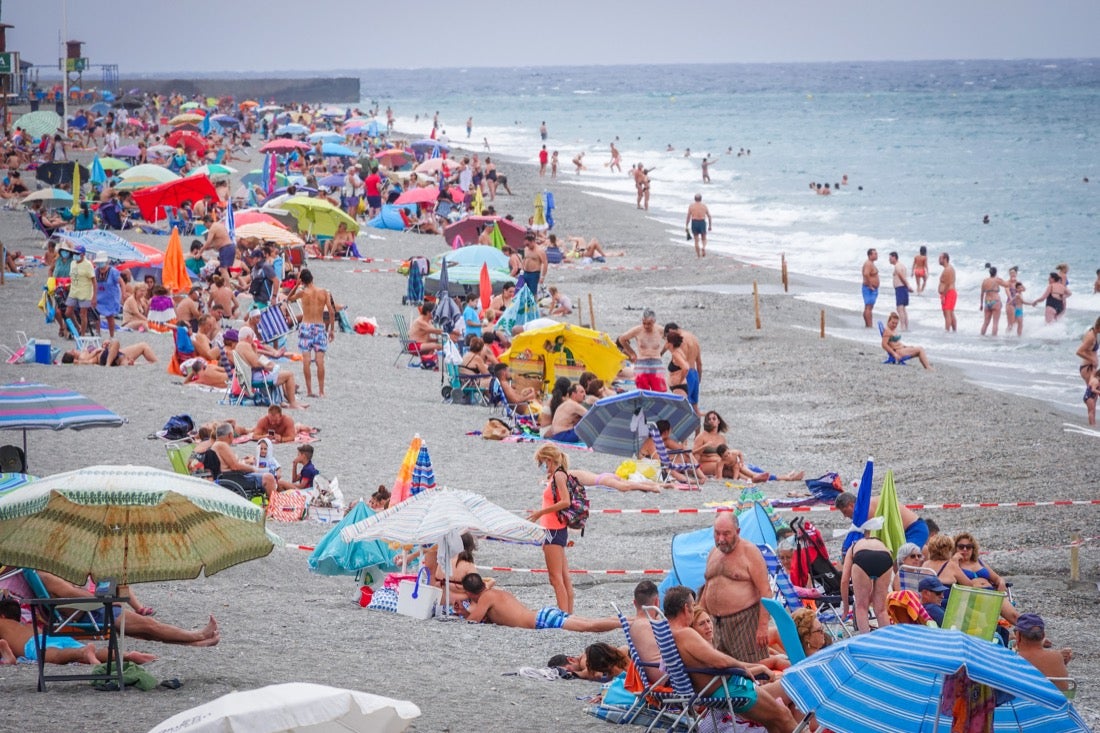 Buen ambiente en las playas granadinas este domingo
