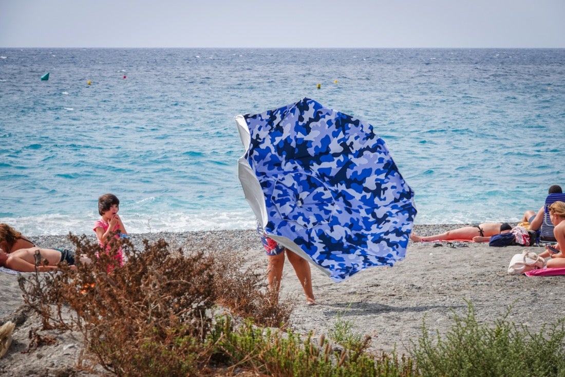 Buen ambiente en las playas granadinas este domingo