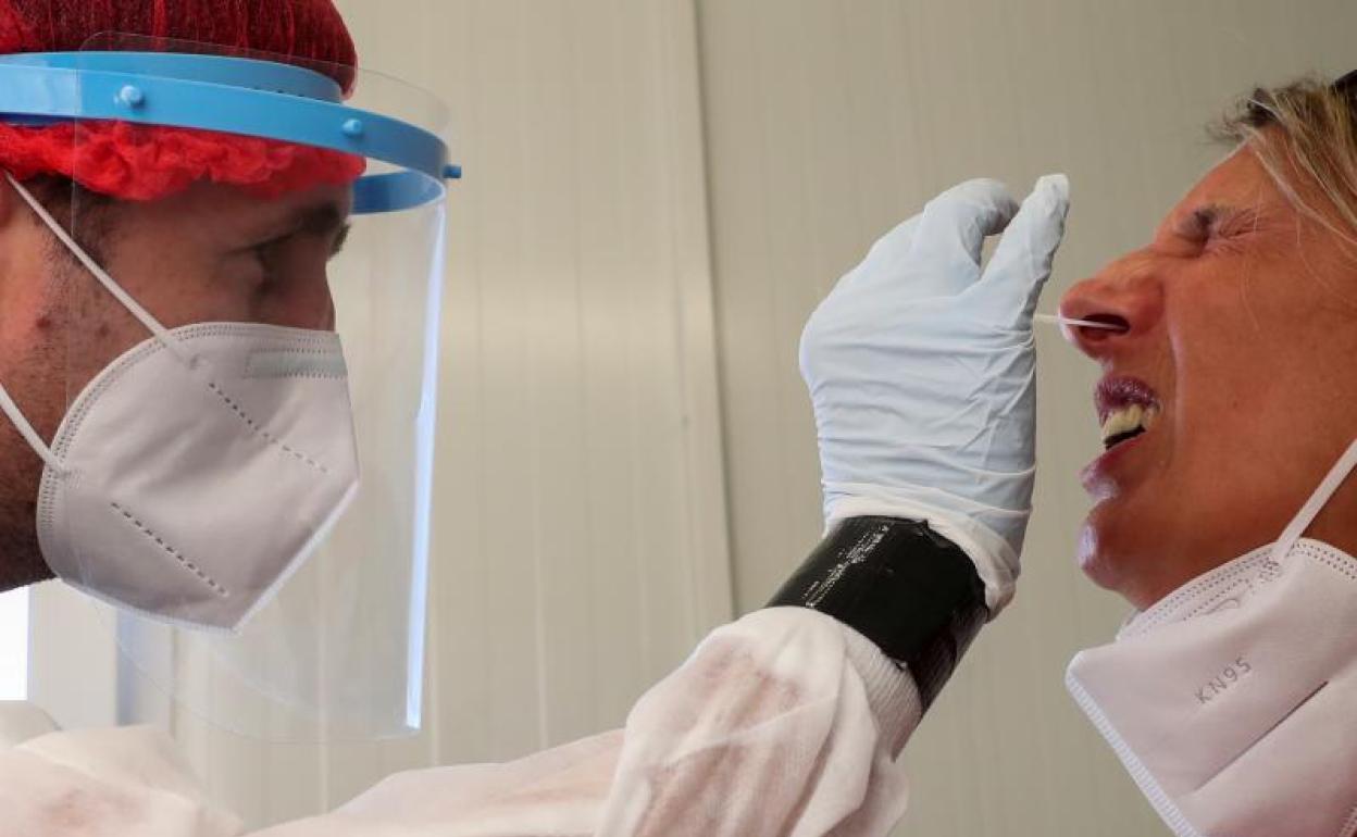 La OMS alerta de que los meses de octubre y noviembre serán «más duros»