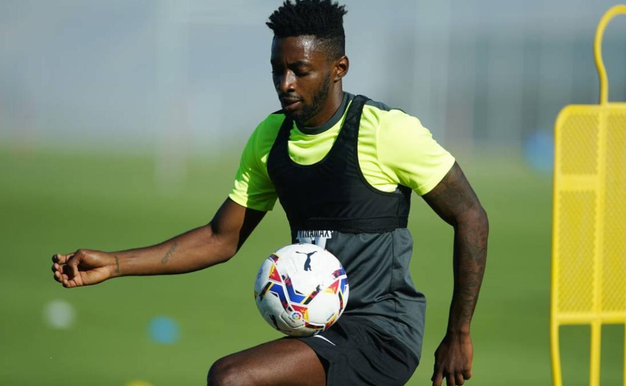 Eteki ha vuelto al grupo tras perderse casi toda la pretemporada por su positivo. 