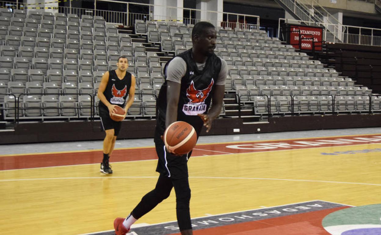 El pívot senegalés Bamba Fall se ejercitó por primera vez en la pista del Palacio de Deportes. 