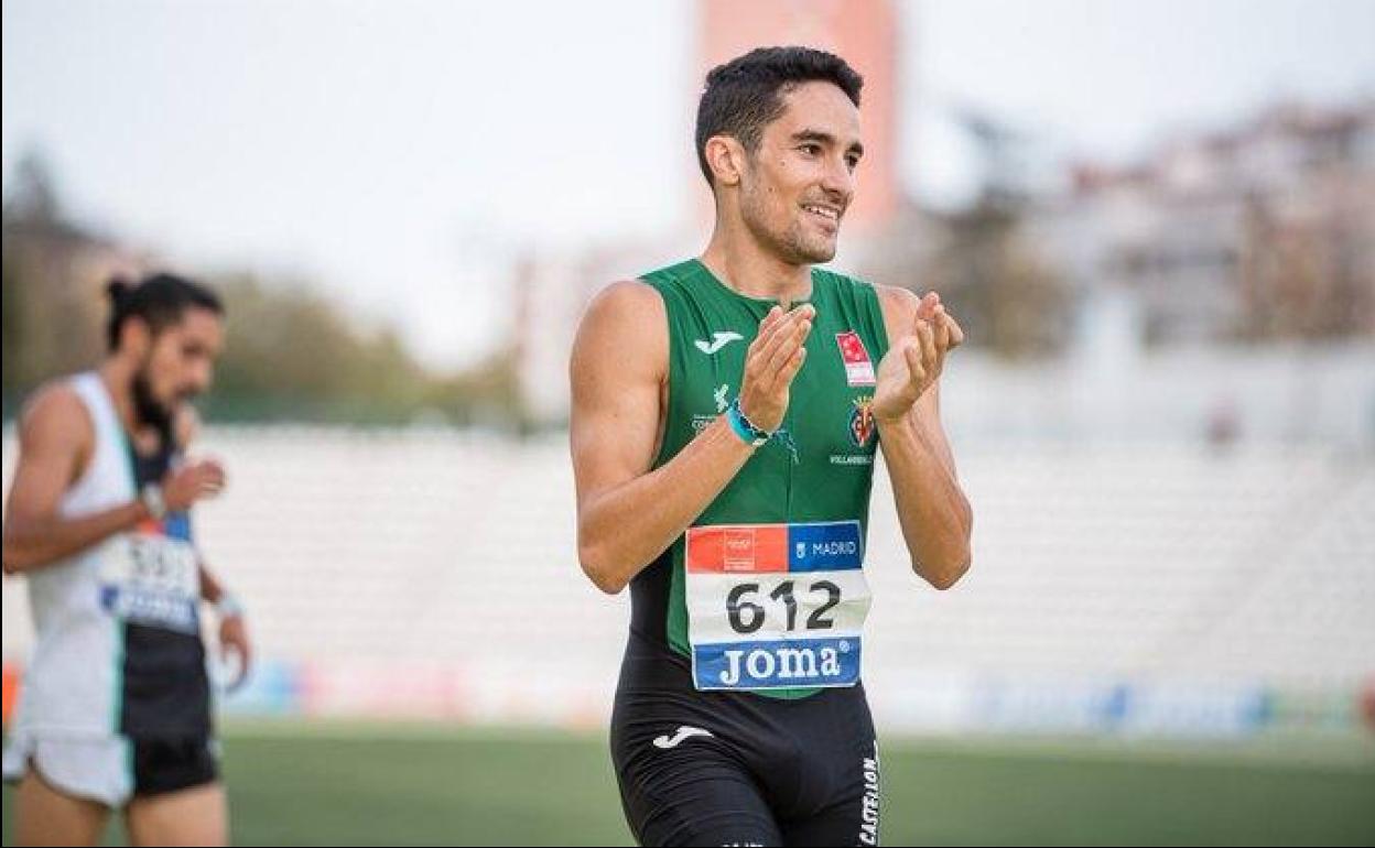 Ignacio Fontes, rendido a Kevin López tras la final de 1.500. 