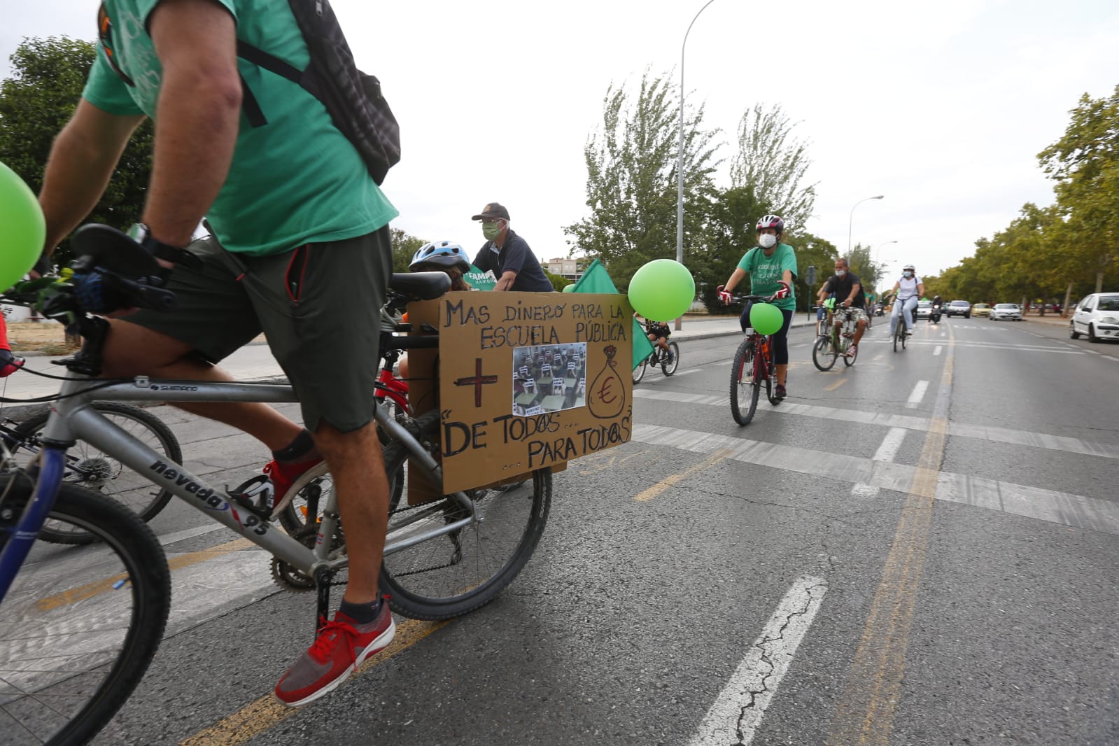 La Federación de Asociaciones de Madres y Padres de Granada (FAMPA) Alhmabra ha convocado este miércoles la iniciativa 