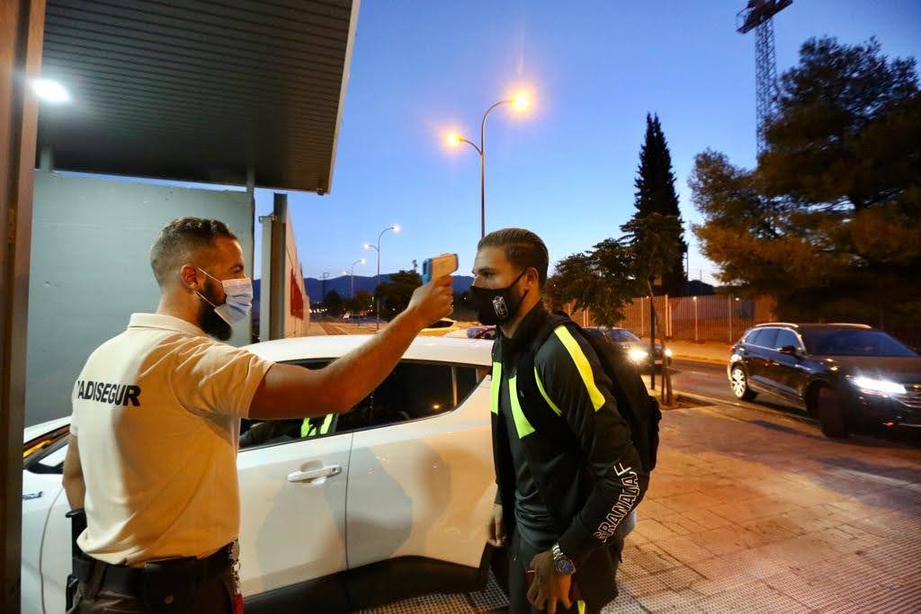 La expedición rojiblanca se somete al protocolo de seguridad en la Ciudad Deportiva antes de despegar del aeropuerto Federico García Lorca.