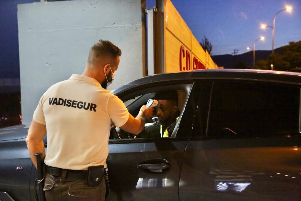 La expedición rojiblanca se somete al protocolo de seguridad en la Ciudad Deportiva antes de despegar del aeropuerto Federico García Lorca.