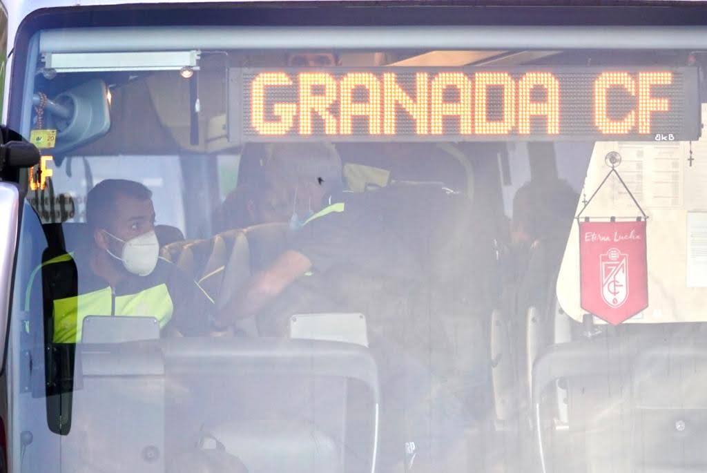 La expedición rojiblanca se somete al protocolo de seguridad en la Ciudad Deportiva antes de despegar del aeropuerto Federico García Lorca.