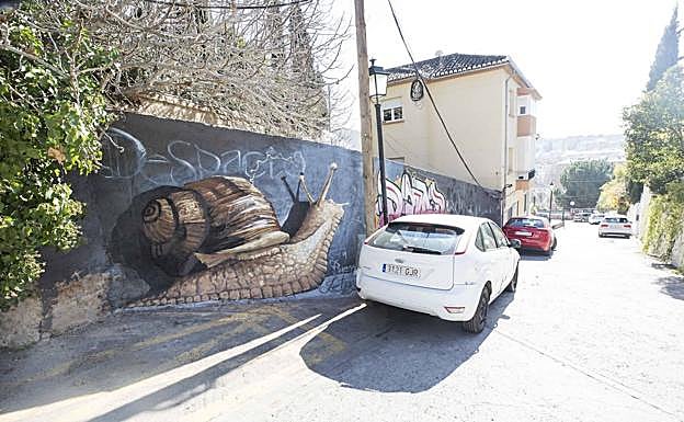 El Niño de las Pinturas volvió a pintar el caracol que le borraron en la iglesia de Santo Domingo.