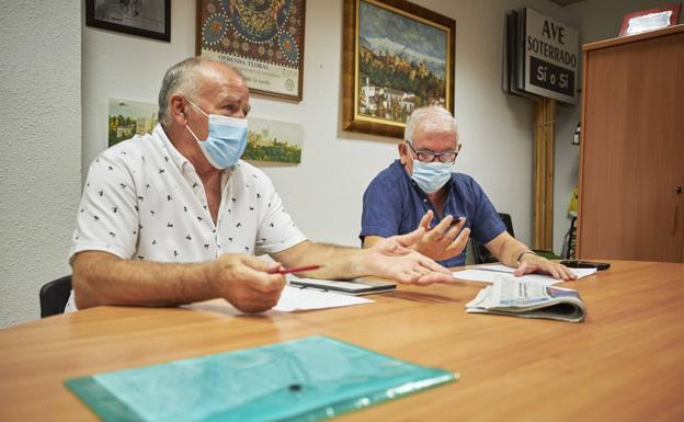 José Fernández y Sebastián Rivera preparan las peticiones para la junta municipal de distrito.