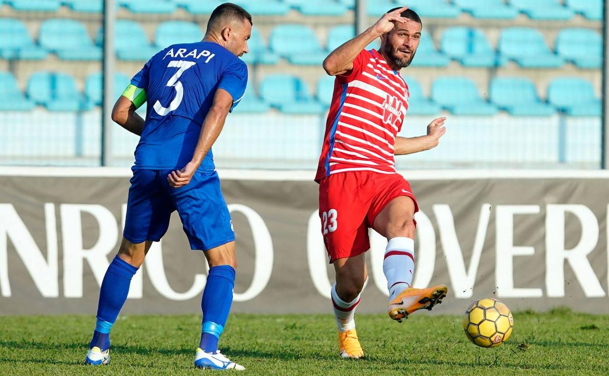 Jorge Molina juega un balón durante su primer partido como rojiblanco. 