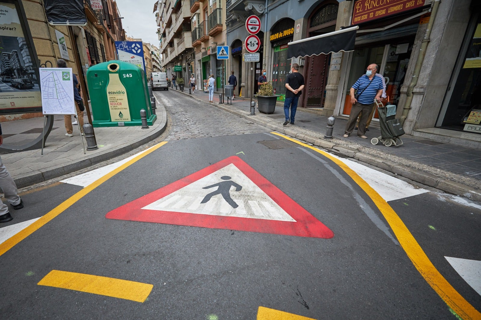 Movilidad inaugura los cambios en una calle a la que solo podrán acceder en coche los residentes con garaje o los usuarios de hoteles o el parking 