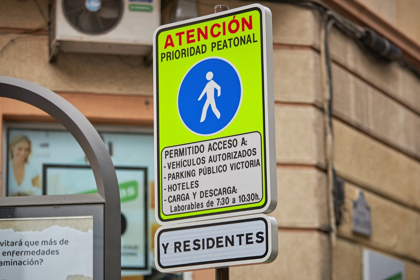 Movilidad inaugura los cambios en una calle a la que solo podrán acceder en coche los residentes con garaje o los usuarios de hoteles o el parking 