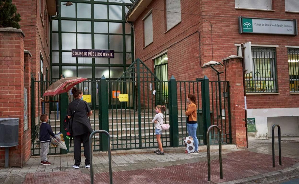 Madres y niños a la entrada del Colegio Público Genil, esta mañana.