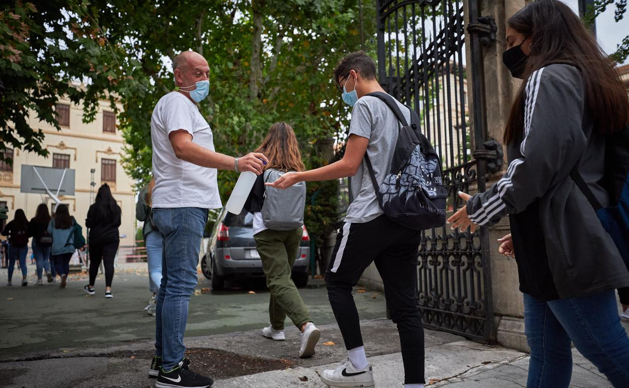 Educación en Granada | La primera semana de clases se salda con 14 centros con grupos aislados y un colegio cerrado por la Covid