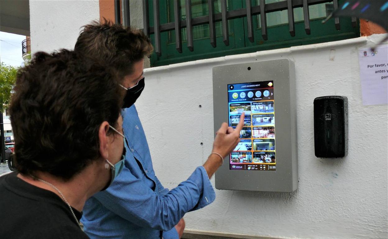 Lanjarón coloca pantallas táctiles de información turística gratuita con atención 24 horas