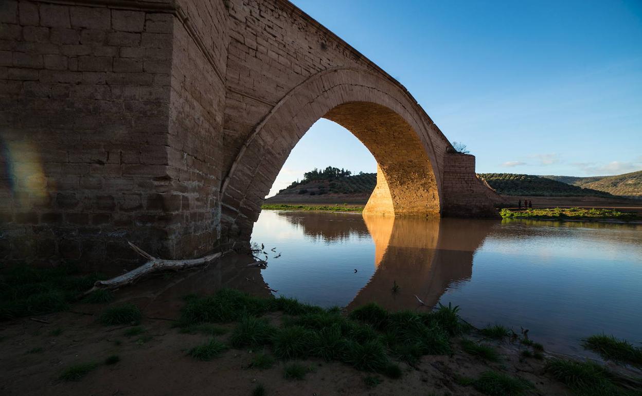 Vistas del Puente de Ariza, 'emergido' del pantano de Giribaile, en una imagen de archivo. 