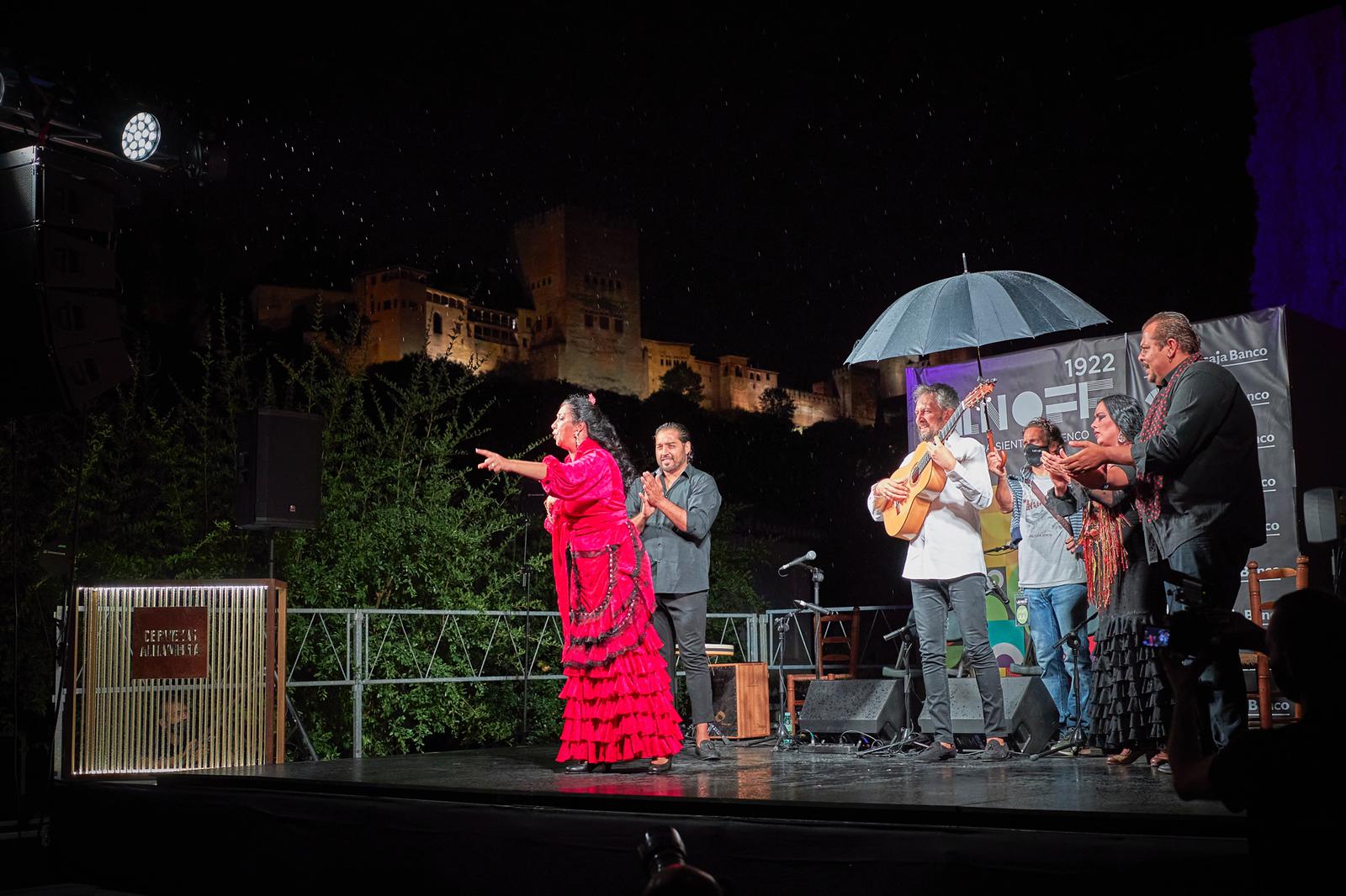 A pesar de la amenaza de lluvia, pudieron conceder un último tema que cumplió con creces la función de fin de fiestas