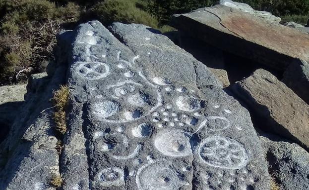 Detalle de las figuras talladas.
