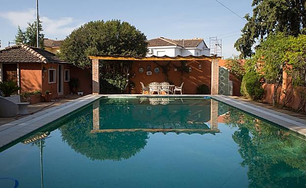 Imagen principal - La vivienda está a la venta por algo menos de un millón de euros.