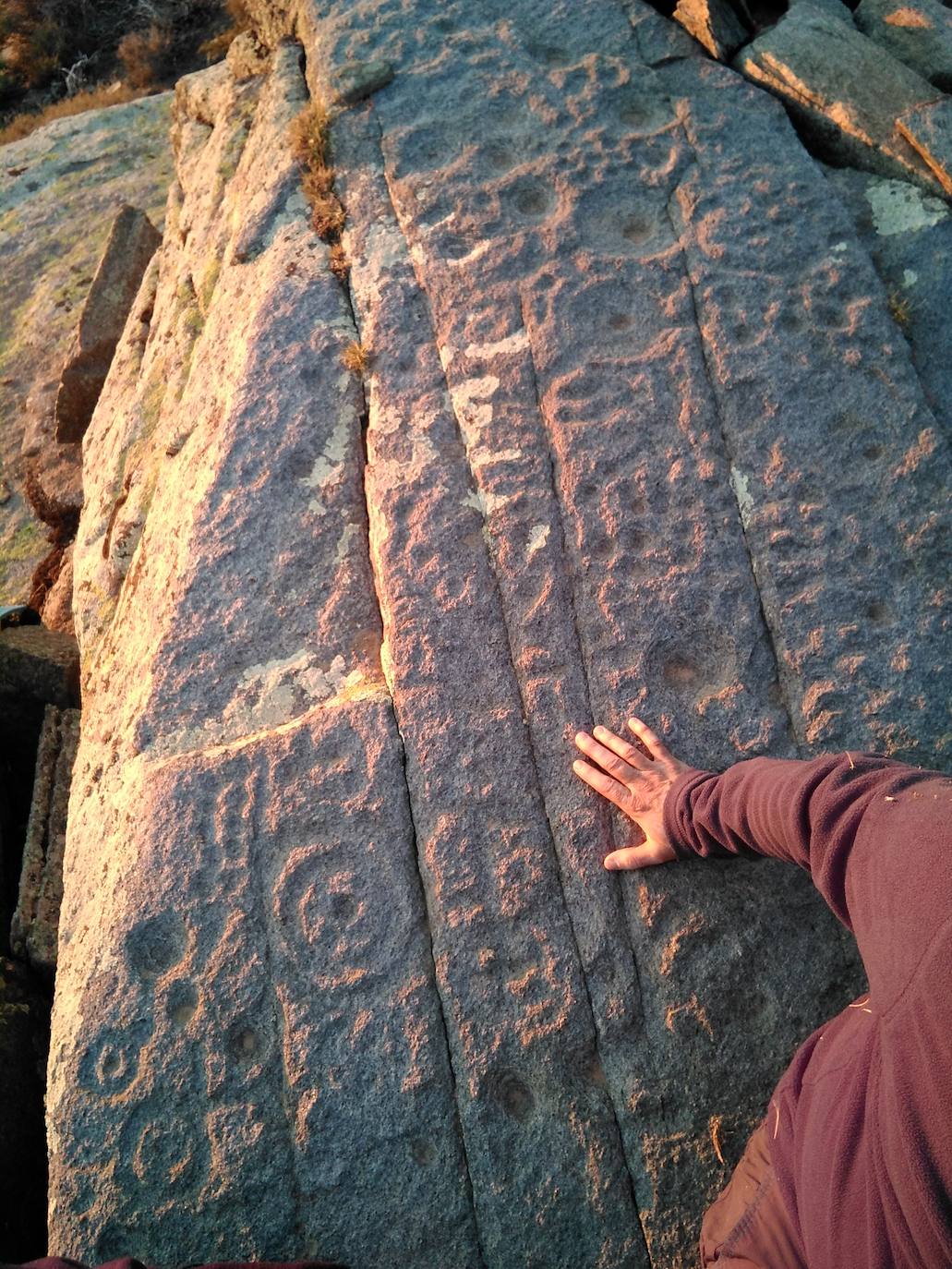 El atardecer destaca el relieve de los grabados.