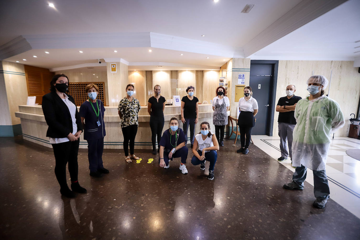 Empleados, en la recepción del hotel Salobreña Suites.