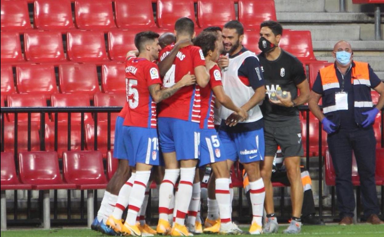Los jugadores celebran uno de los goles de la tarde. 