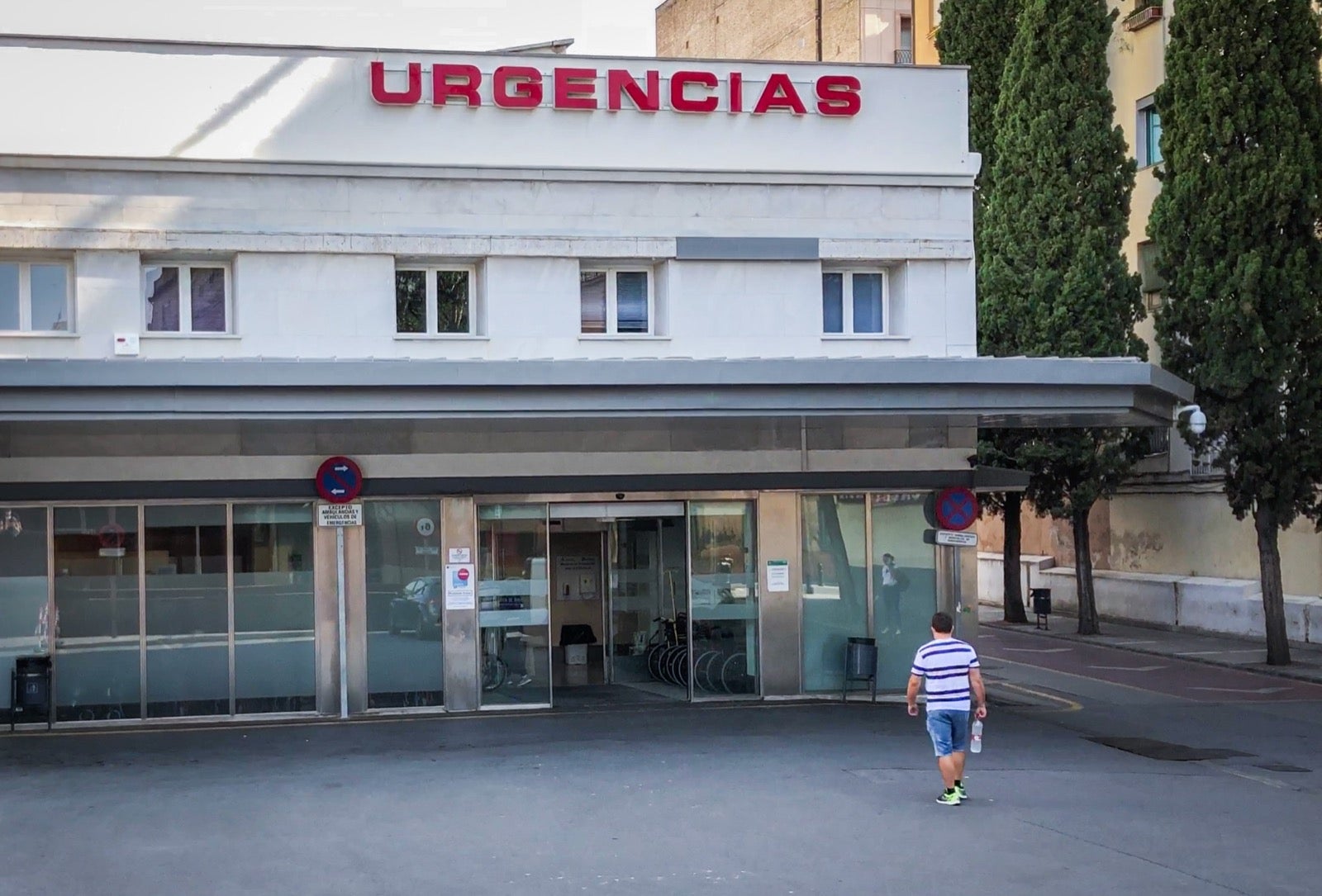 Vinculan los contagios a la fiesta de jubilación de un enfermero; hay médicos aislados, 20 pacientes infectados y el centro deberá hacer 33 contratos exprés para seguir operativo
