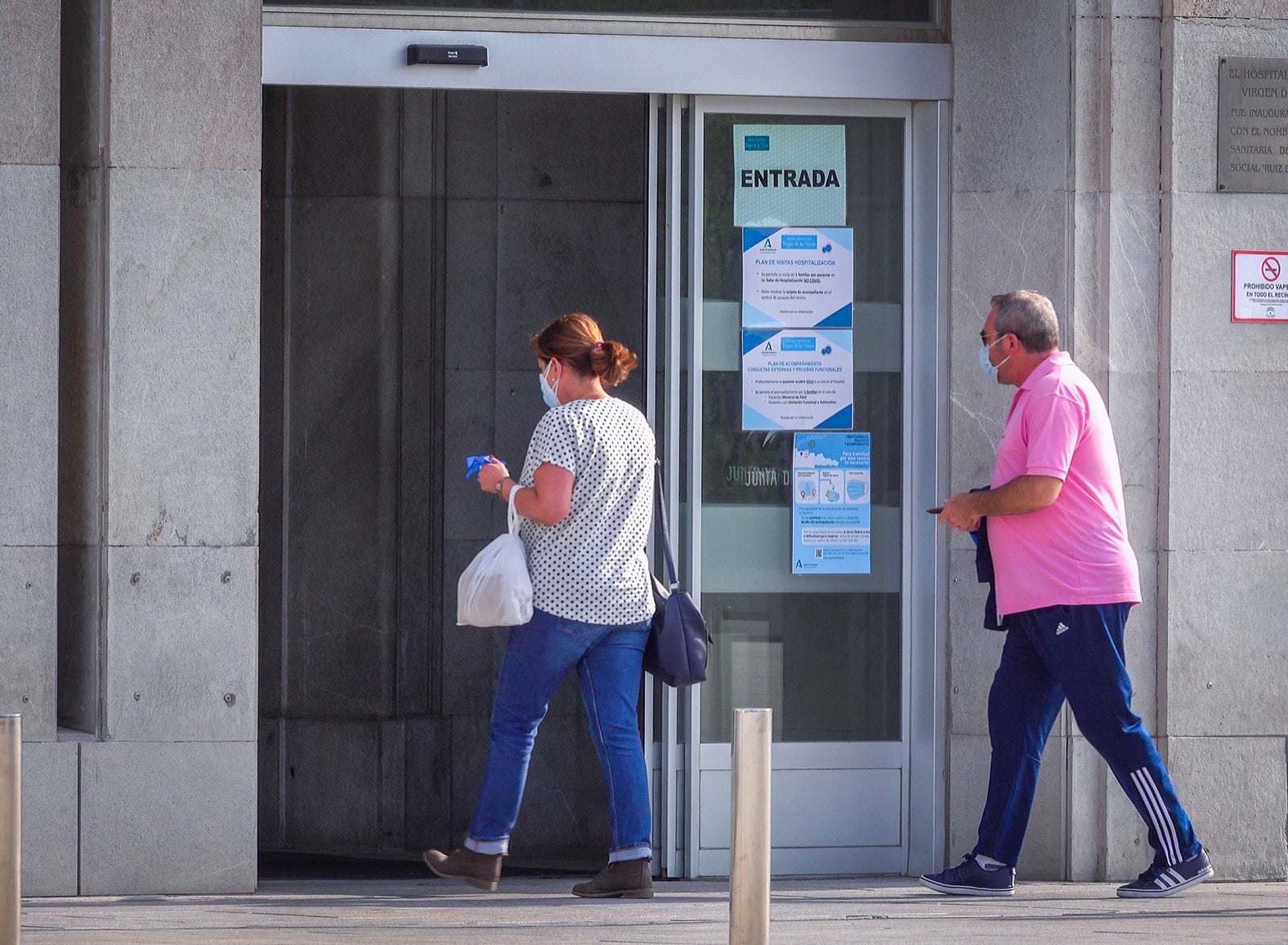 Vinculan los contagios a la fiesta de jubilación de un enfermero; hay médicos aislados, 20 pacientes infectados y el centro deberá hacer 33 contratos exprés para seguir operativo