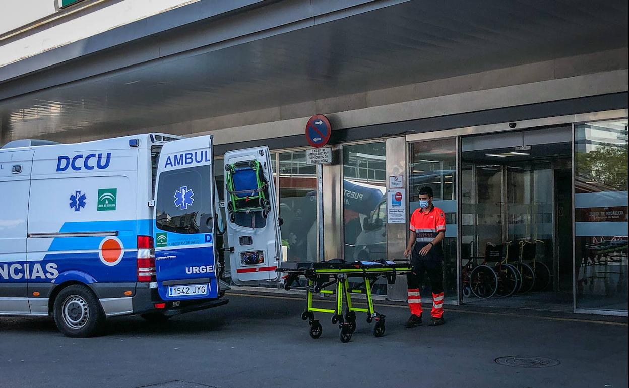 Exterior de las Urgencias del centro hospitalario durante la mañana de este domingo. 