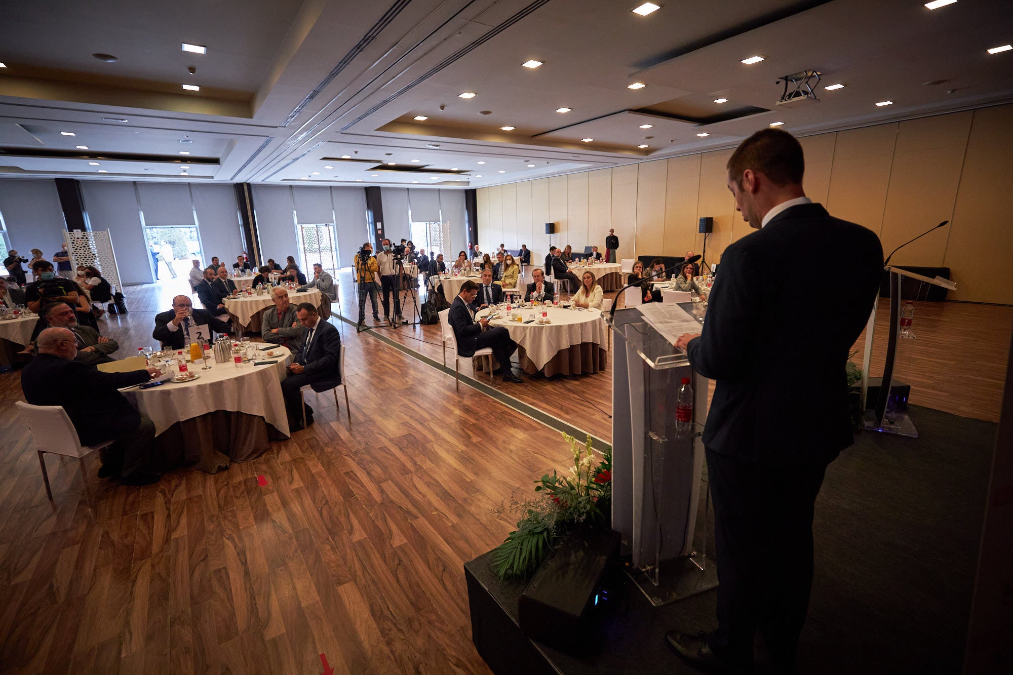 El consejero de Presidencia ha analizado los desafíos de la comunidad ante el Covid y ha anunciado ayudas al alquiler para el sector del ocio nocturno e infantil