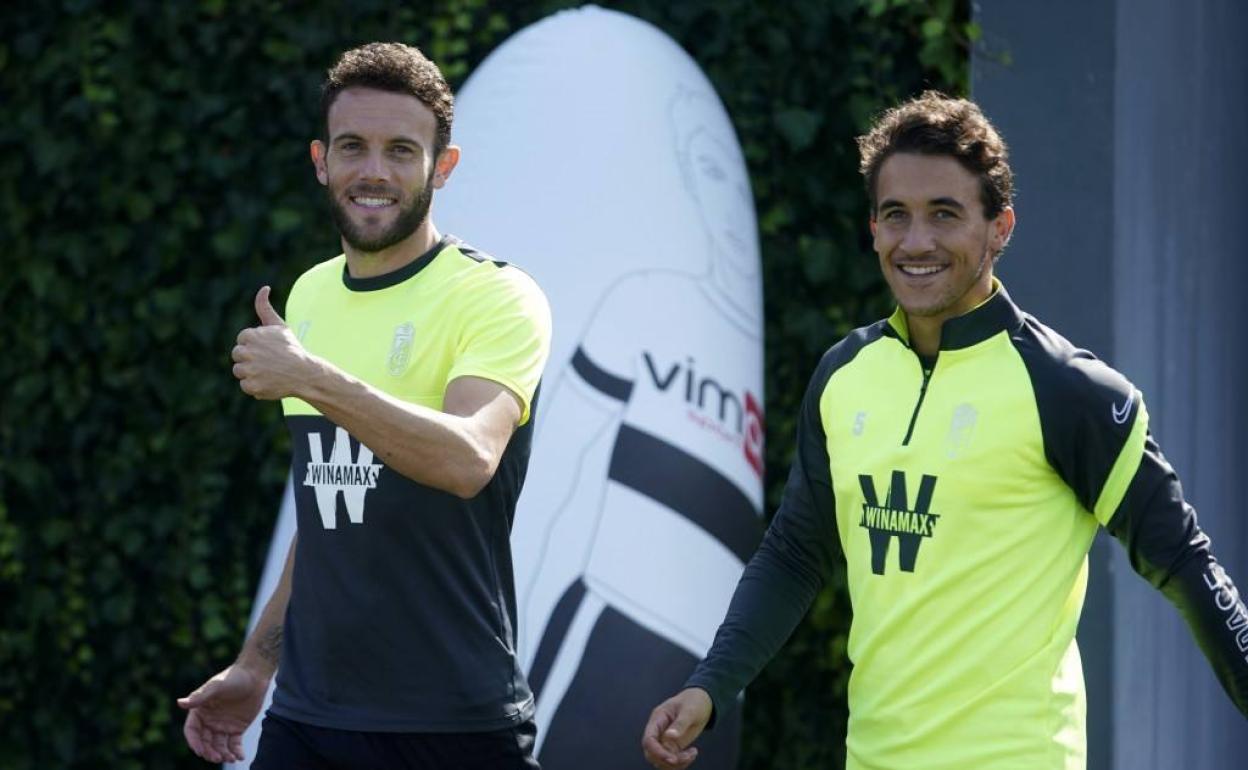 Quini y Milla saltan al césped de la Ciudad Deportiva ilusionados y sonrientes. 