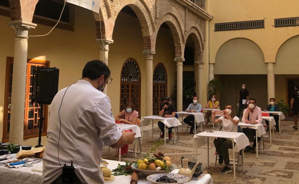 El cocinero Javier Zafra dirigió un taller gastronómico en el patio del Palacio de Cultura de Jaén. 