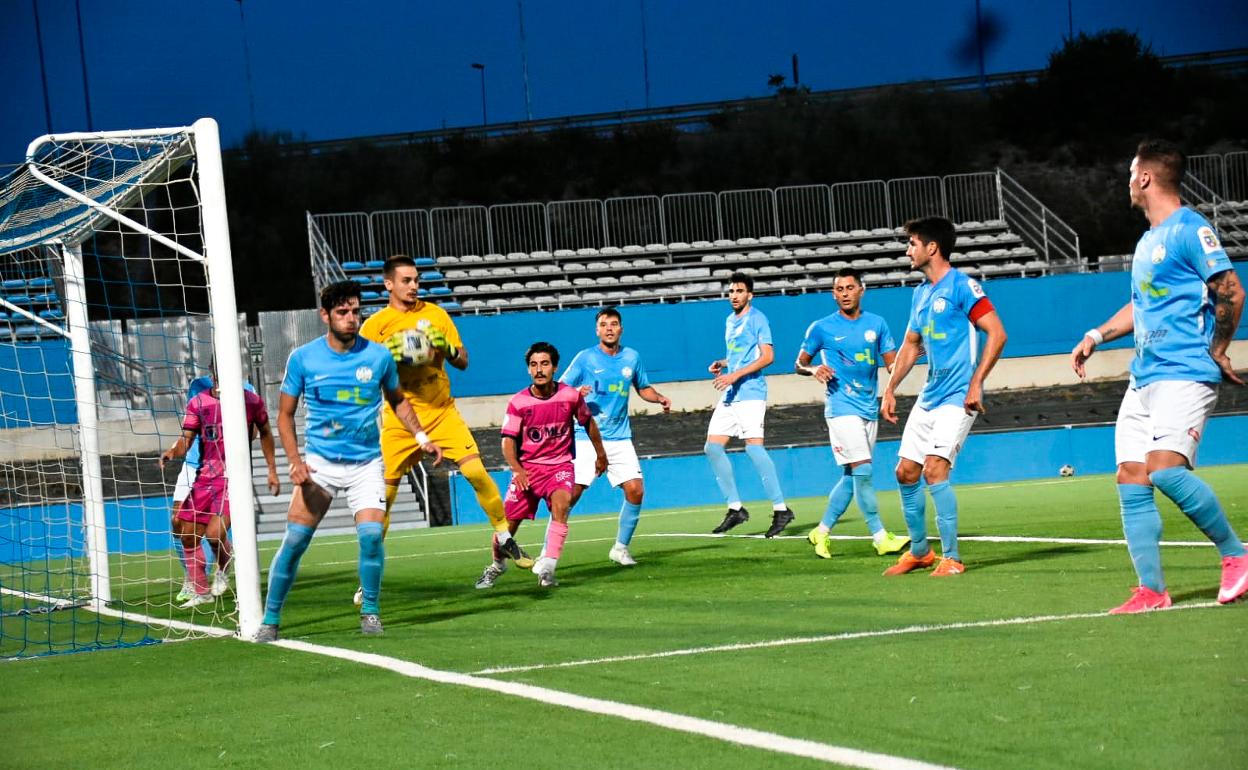 El Linares dominó en varias fases del partido pero no encontró el gol para romper el empate. 