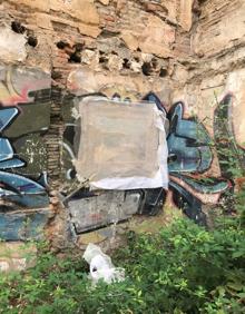 Imagen secundaria 2 - El solar; quitando la tela colocada por el ladrón; y la obra, tal y como la encontraron.