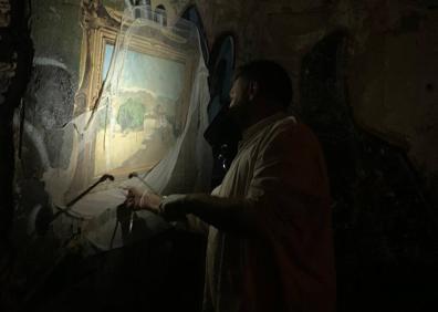 Imagen secundaria 1 - El solar; quitando la tela colocada por el ladrón; y la obra, tal y como la encontraron.