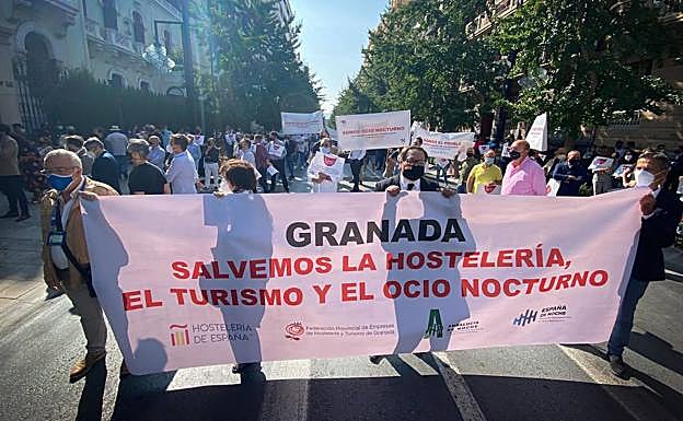 La manifestación ha unido a trabajadores del turismo, la hostelería y el ocio nocturno.