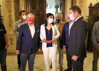 Imagen secundaria 1 - Trabajadores y empresarios, durante la protesta.