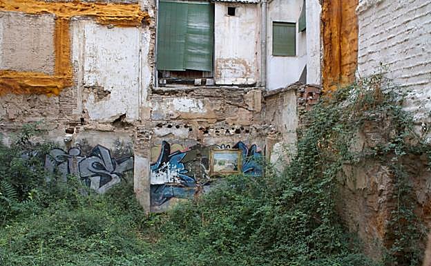 Imagen principal - El solar; quitando la tela colocada por el ladrón; y la obra, tal y como la encontraron.