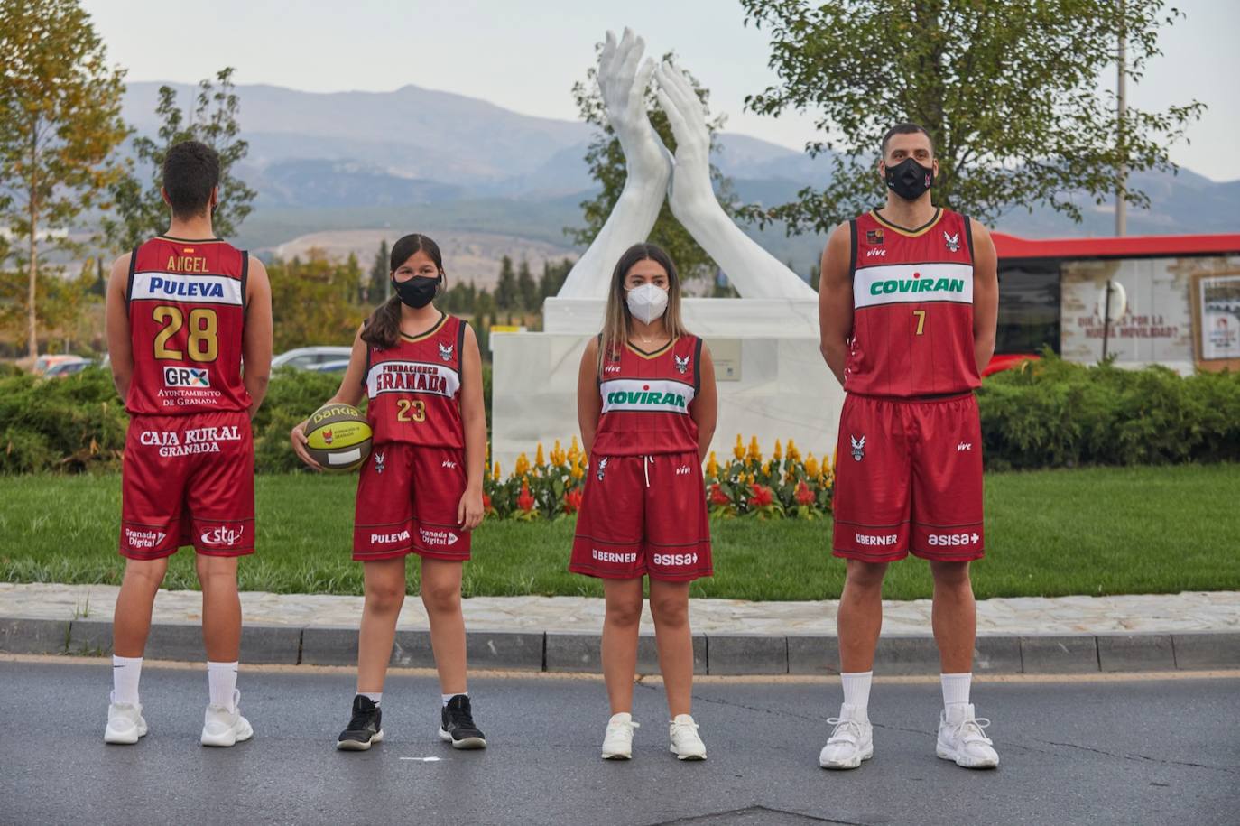 En la primera equipación predomina el rojo tanto en la camiseta como el pantalón y se reduce un poco el negro, que aparece en los bordes