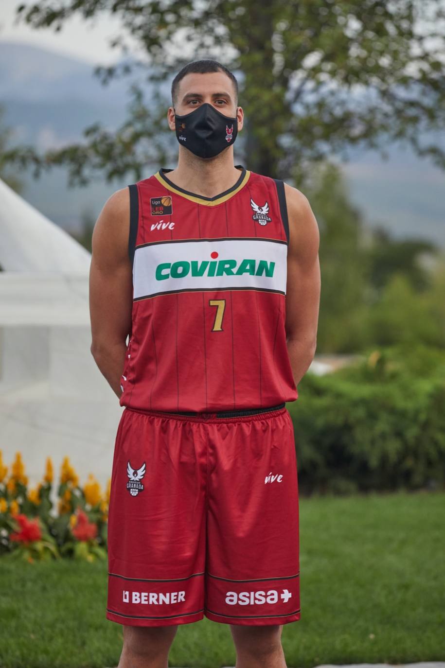 En la primera equipación predomina el rojo tanto en la camiseta como el pantalón y se reduce un poco el negro, que aparece en los bordes