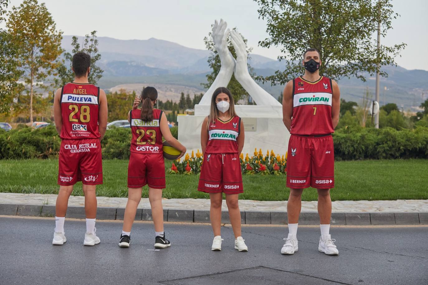 En la primera equipación predomina el rojo tanto en la camiseta como el pantalón y se reduce un poco el negro, que aparece en los bordes