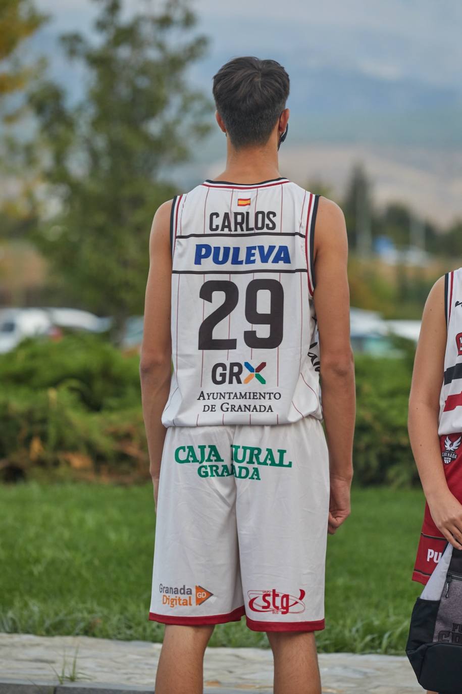 En la primera equipación predomina el rojo tanto en la camiseta como el pantalón y se reduce un poco el negro, que aparece en los bordes