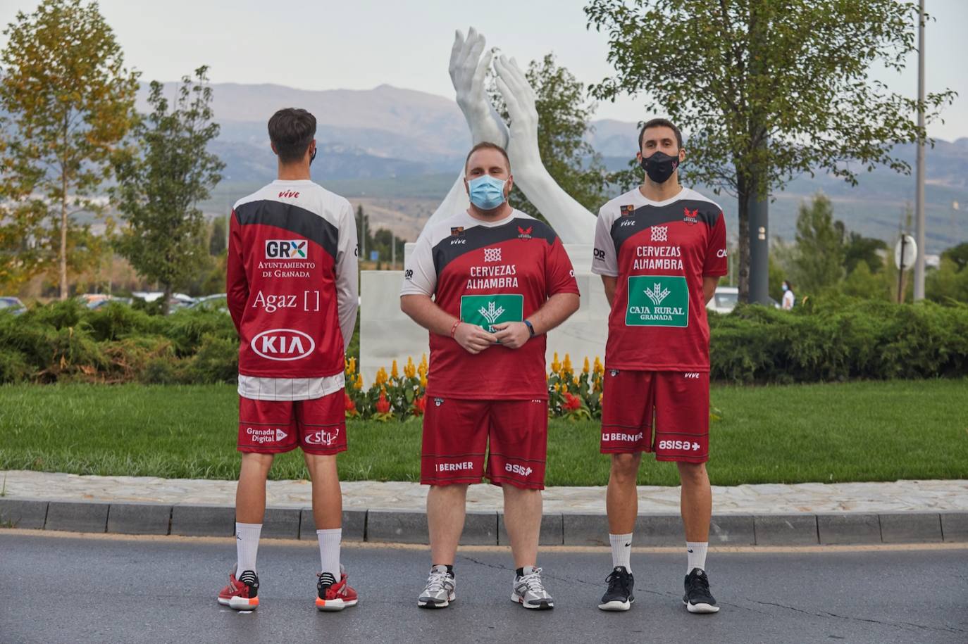 En la primera equipación predomina el rojo tanto en la camiseta como el pantalón y se reduce un poco el negro, que aparece en los bordes