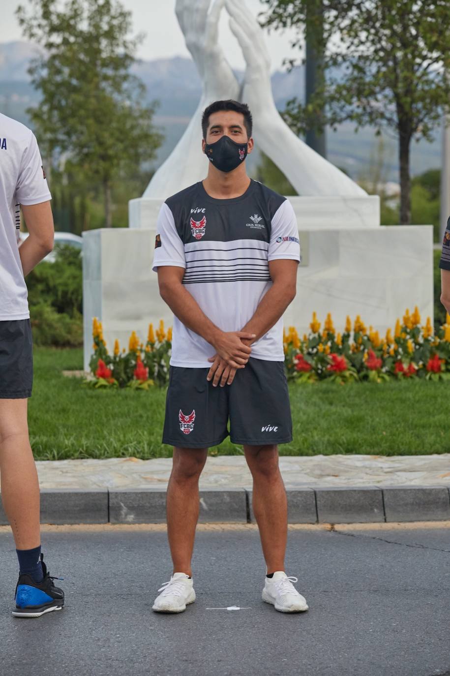 En la primera equipación predomina el rojo tanto en la camiseta como el pantalón y se reduce un poco el negro, que aparece en los bordes