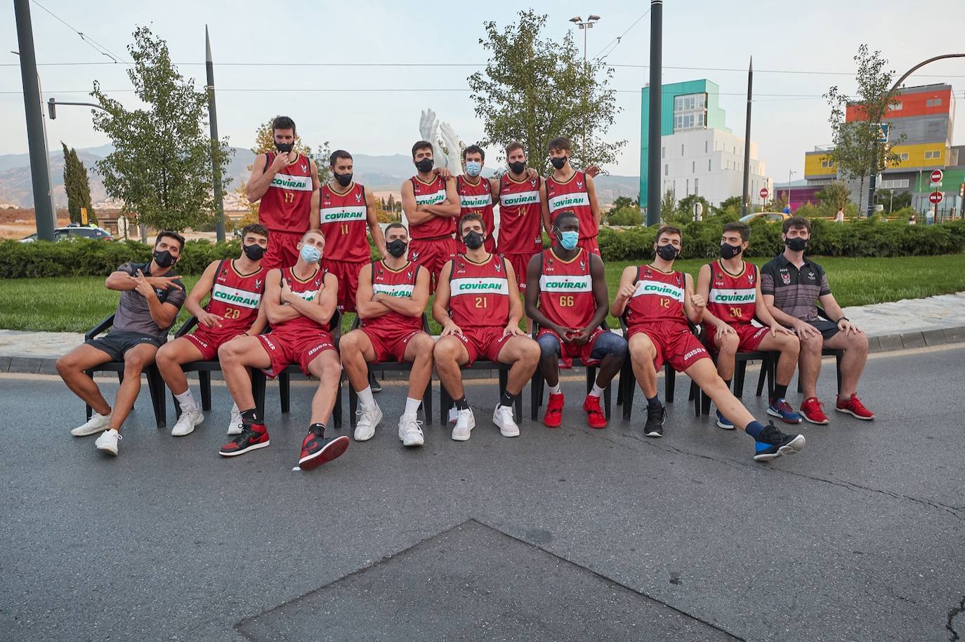 En la primera equipación predomina el rojo tanto en la camiseta como el pantalón y se reduce un poco el negro, que aparece en los bordes