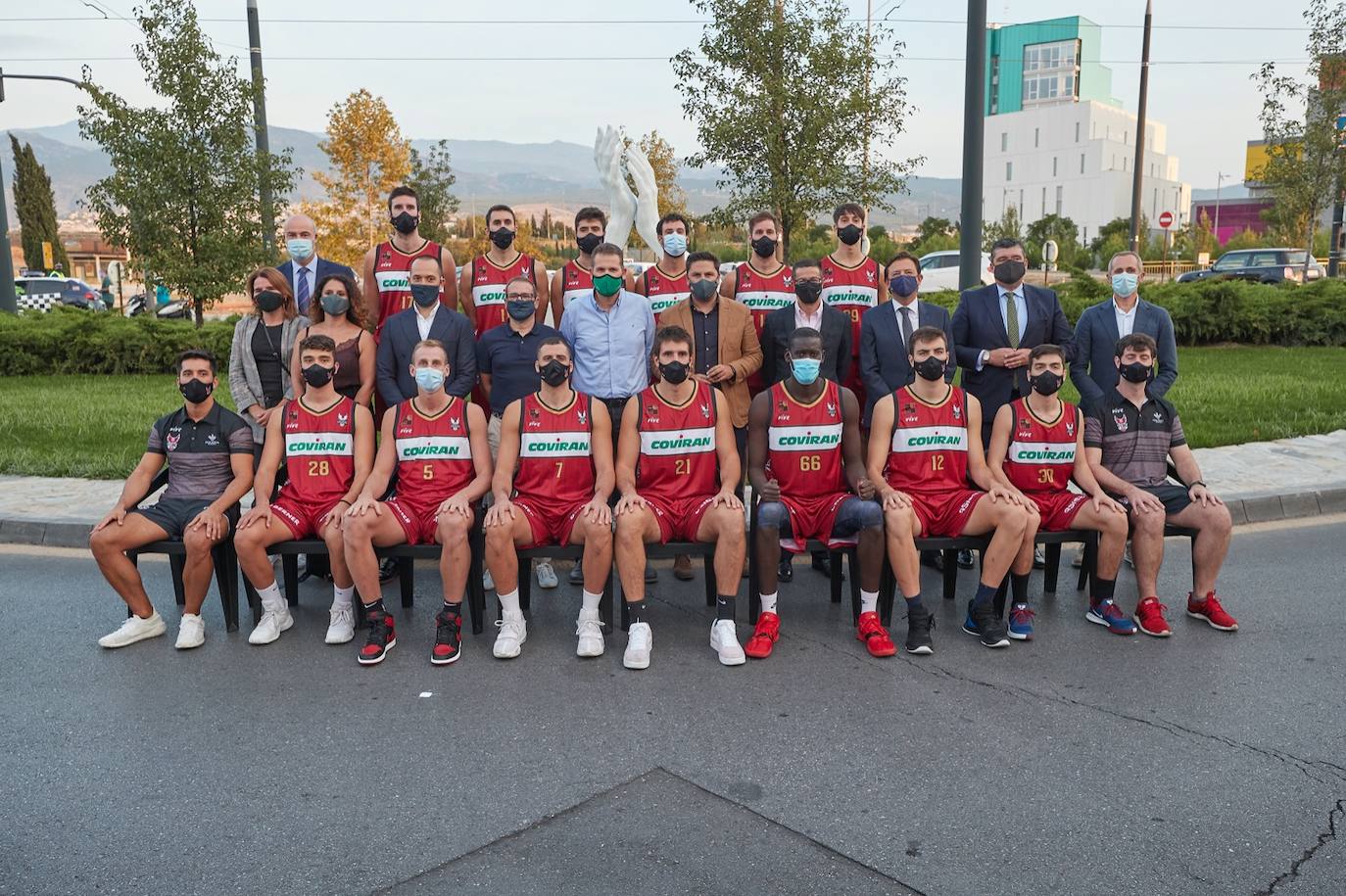 En la primera equipación predomina el rojo tanto en la camiseta como el pantalón y se reduce un poco el negro, que aparece en los bordes