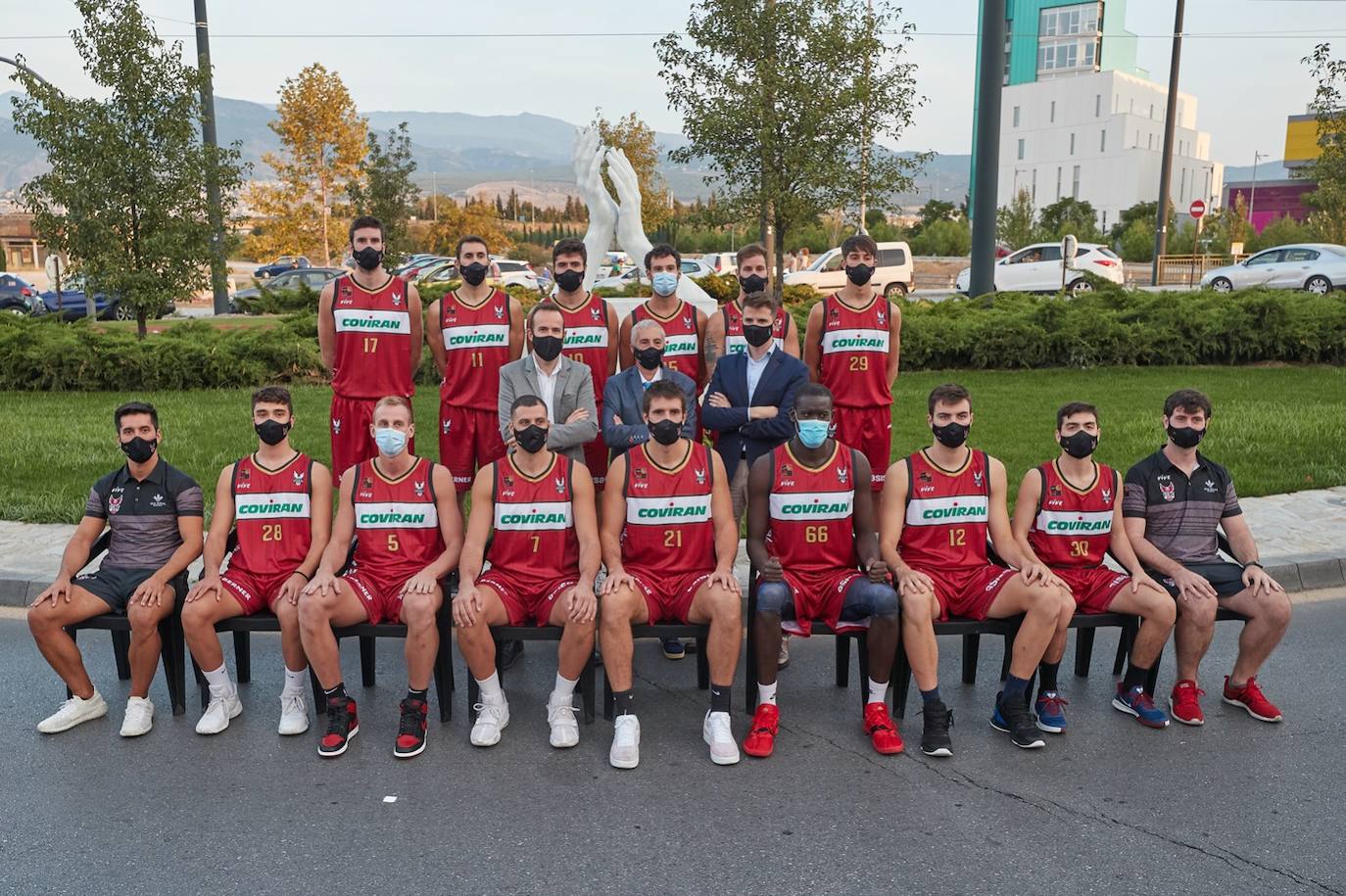 En la primera equipación predomina el rojo tanto en la camiseta como el pantalón y se reduce un poco el negro, que aparece en los bordes