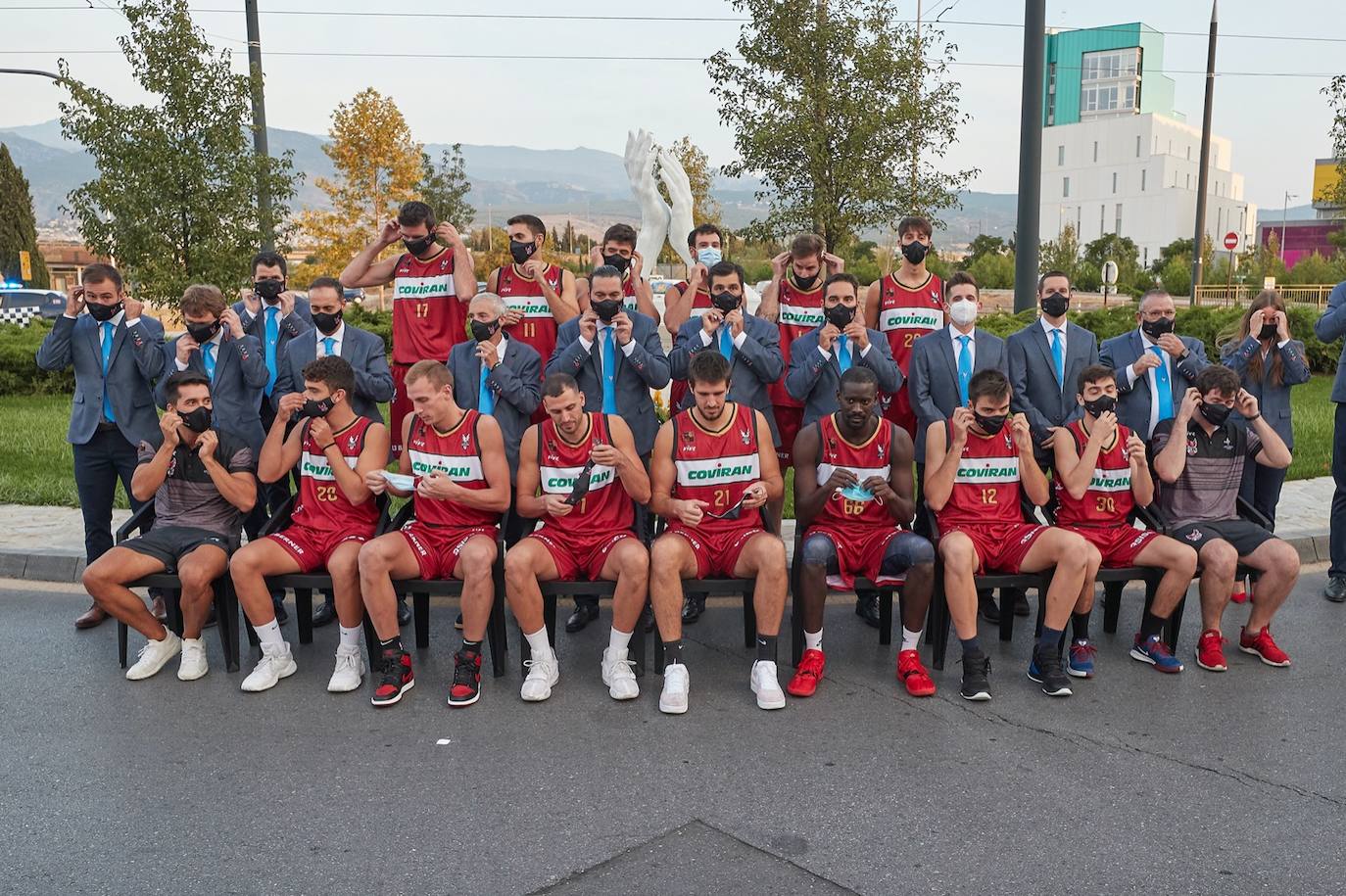 En la primera equipación predomina el rojo tanto en la camiseta como el pantalón y se reduce un poco el negro, que aparece en los bordes