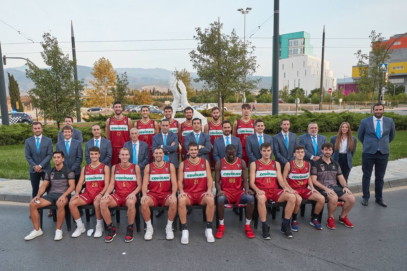 En la primera equipación predomina el rojo tanto en la camiseta como el pantalón y se reduce un poco el negro, que aparece en los bordes